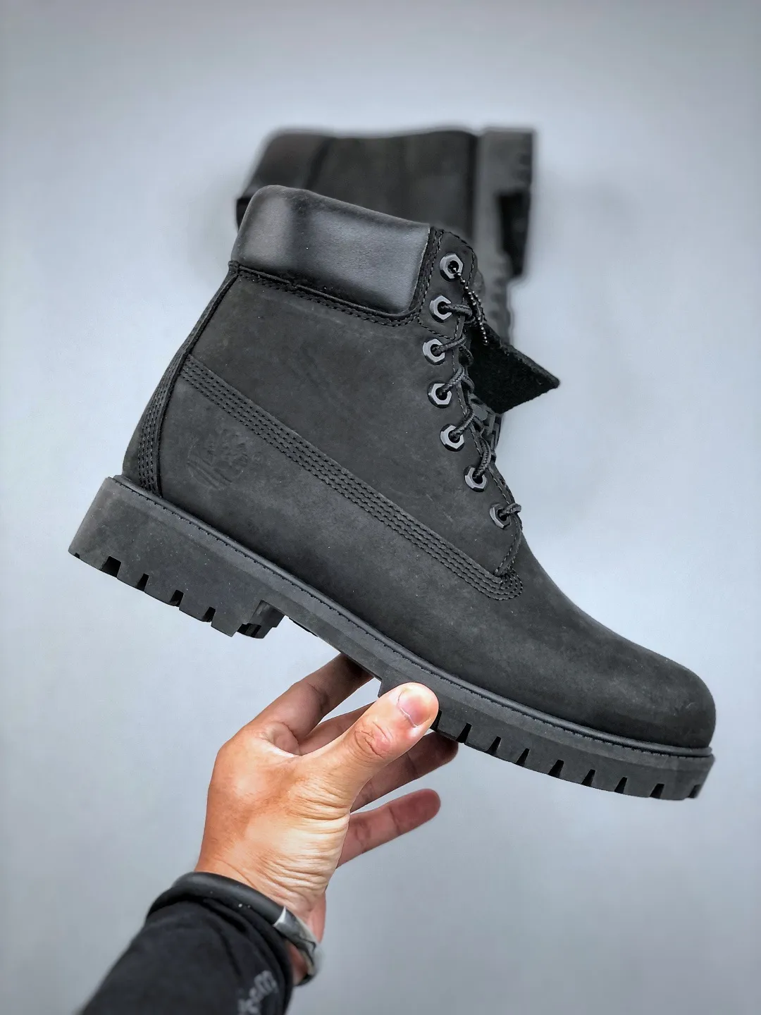 Local pick-up💰700 Support store release, seasonally available, new goods🚀Original factory in Guangdong Top chip version#Upgrade original 2025 version packaging box and accessories#Original last paper version data development version#Original Baoyuan injection machine#Four-line computer sewing lines are in parallel#Using the same imported top layer frosted leather with anti-waterproof function (full The interior is matched with genuine leather material!!)#Original consistent full nubuck leather collar#Anti-fatigue shock-absorbing honeycomb PU insole#Lightweight anti-slip rubber foam combination bottom❗️The world's leading outdoor brand·Timberland/Timberland 6 Inch Leather Boots Timberland's classic outdoor 6-inch large yellow boots "OG Wheat Yellow Black" TB010061 713 Size: Female 35.5 36 37 37.5 38 38.5 39 Male 39.5 40 41 41.5 42 43 44 45 (leather shoe size: one size larger than sports shoes!) Original hardware molded shoelace buckle, top-notch craftsmanship newly upgraded, Zhongshan original factory OEM, original imported waterproof leather, injection molded outsole, horizontal folding dynamic water-repellent, original consistent full frosted leather collar, full cow lining, brand new original packaging shoe box, exclusive supply in the market